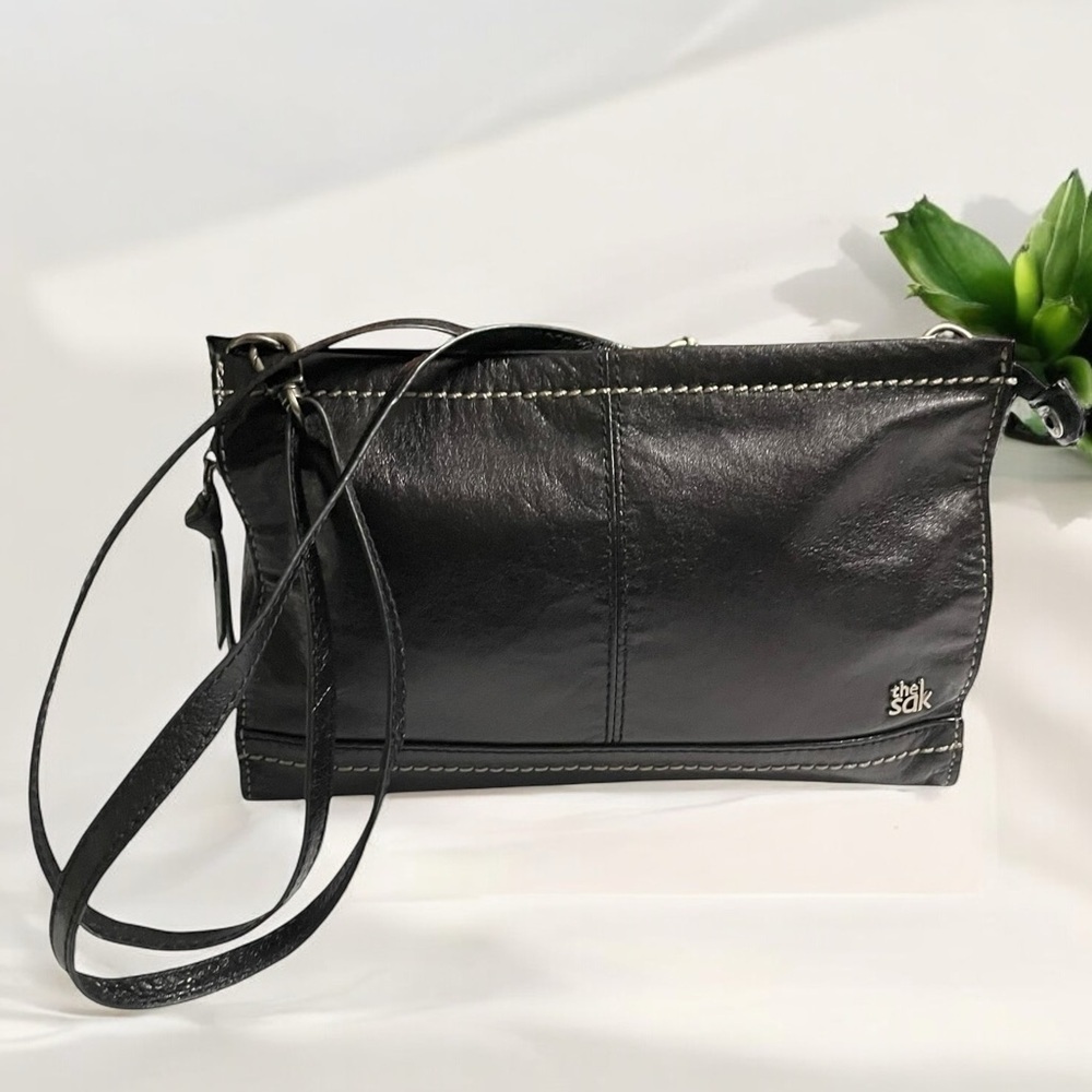 The Sak Iris Demi Clutch Crossbody Shoulder Bag Leather Travel Versatile
Neutral